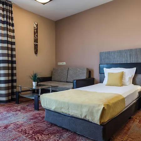 Plaza - Free Parking Hotel 3*