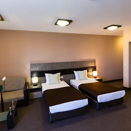 Plaza - Free Parking Hotel