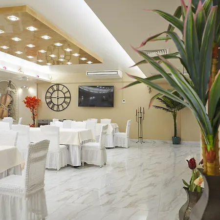 Plaza - Free Parking فندق 3*