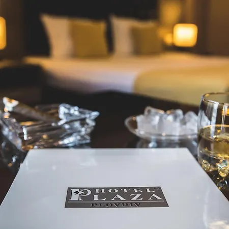 Plaza - Free Parking Hotel