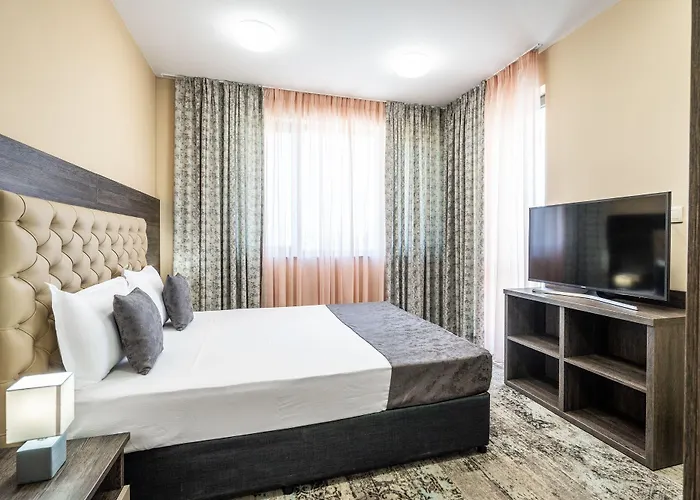 Plaza - Free Parking Отель 3*