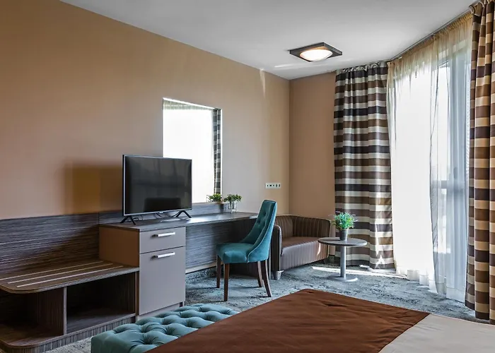 Отель Plaza - Free Parking 3*