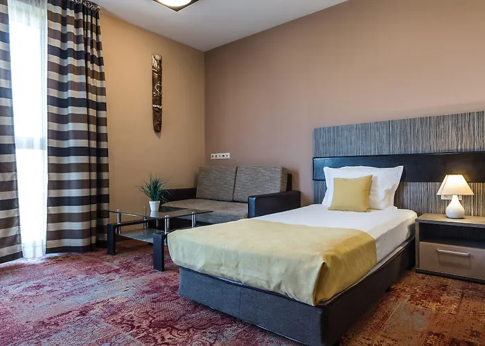 Plaza - Free Parking Отель 3*