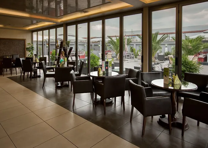 Plaza - Free Parking Отель