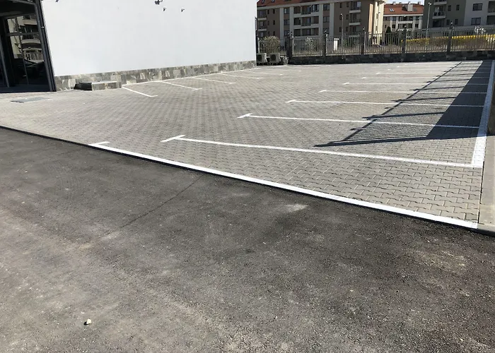 Отель Plaza - Free Parking