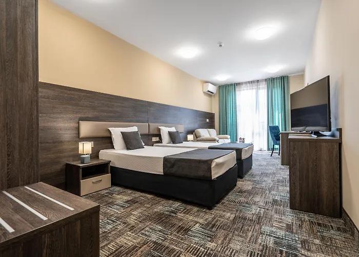 Отель Plaza - Free Parking 3*