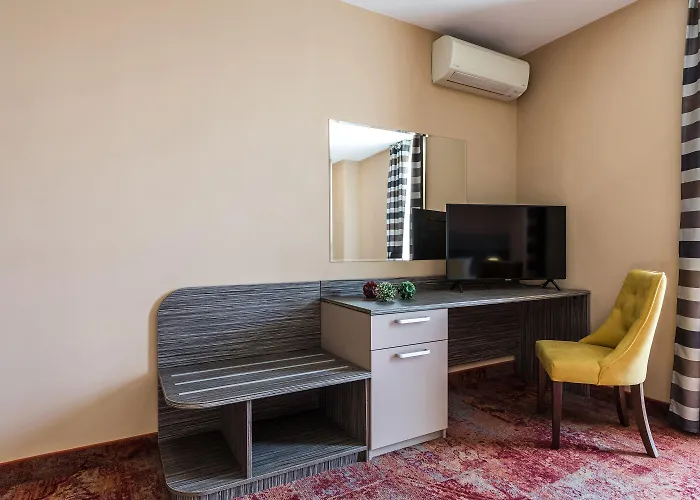 Plaza - Free Parking Отель 3*