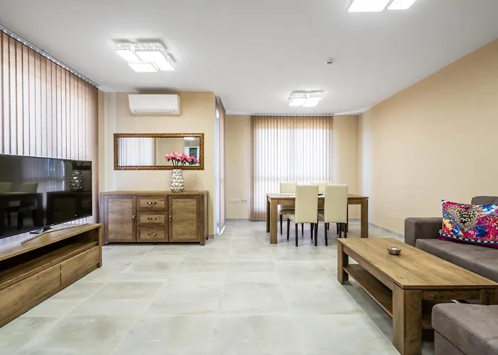 Plaza - Free Parking Отель