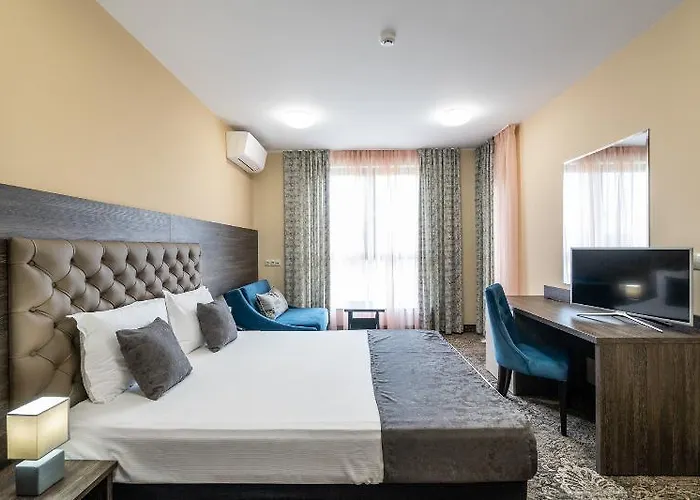 Plaza - Free Parking Отель