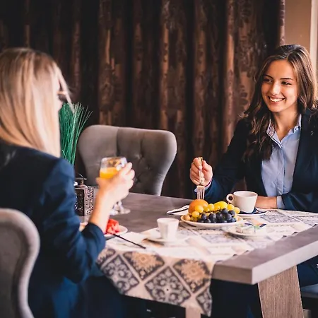 Plaza - Free Parking Hotel 3*