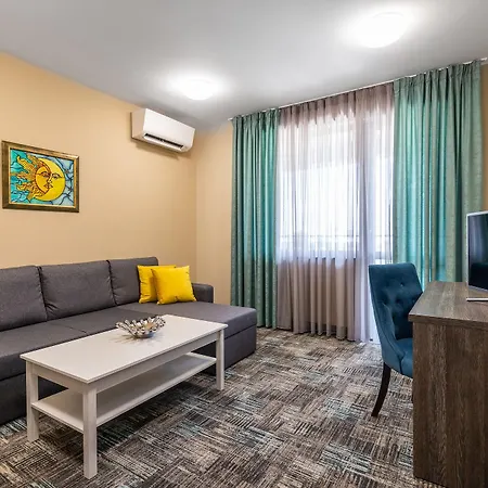 Plaza - Free Parking