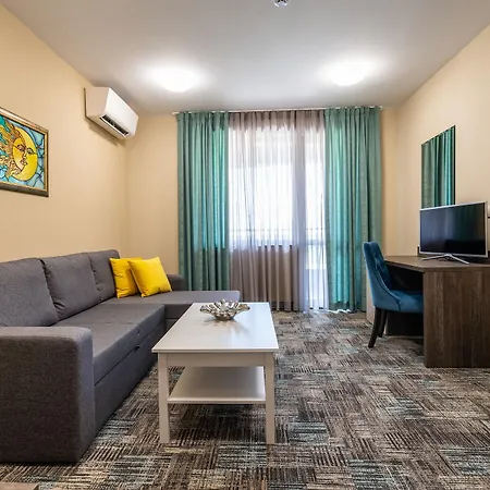 Plaza - Free Parking Hotel