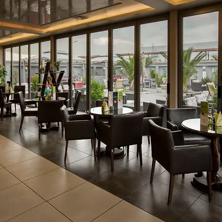 Plaza - Free Parking Hotel