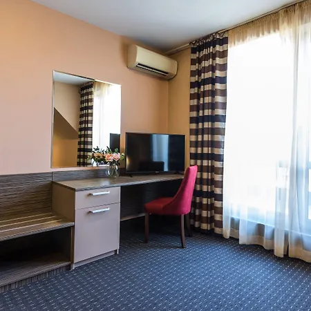 Plaza - Free Parking Hotel