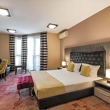 Plaza - Free Parking Hotel 3*