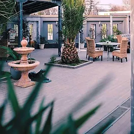 Plaza - Free Parking Hotel