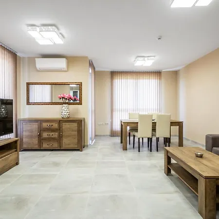 Plaza - Free Parking Hotel