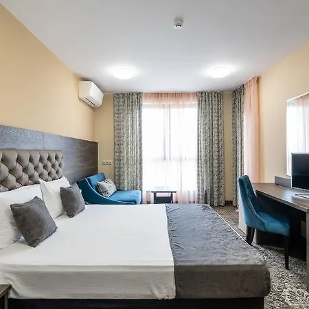 Plaza - Free Parking Hotel