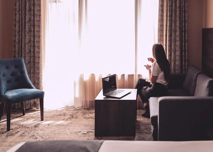 Plaza - Free Parking Hotel