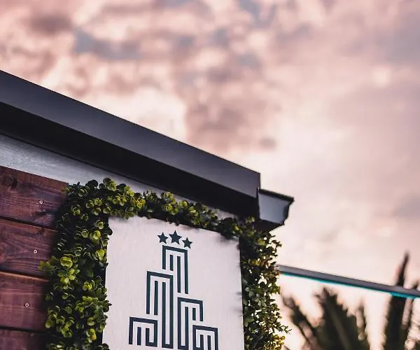 Plaza - Free Parking Hotel