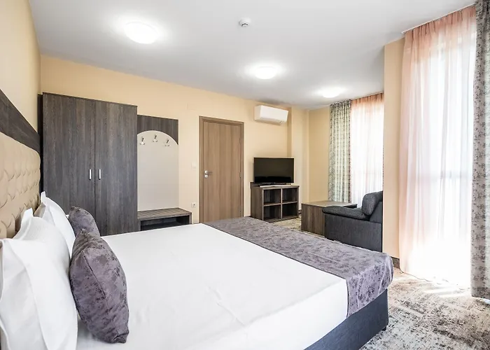 Plaza - Free Parking Hotel