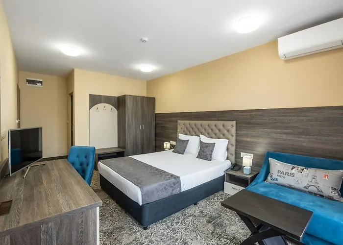 Plaza - Free Parking Hotel