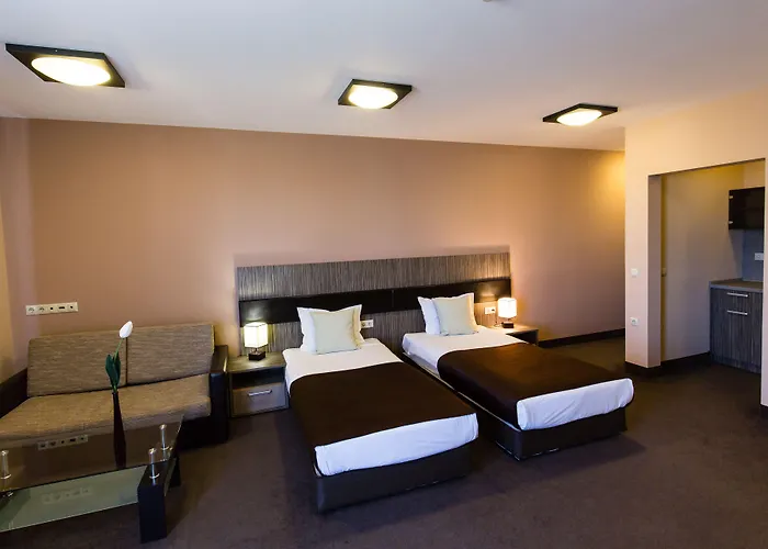 Plaza - Free Parking Hotel